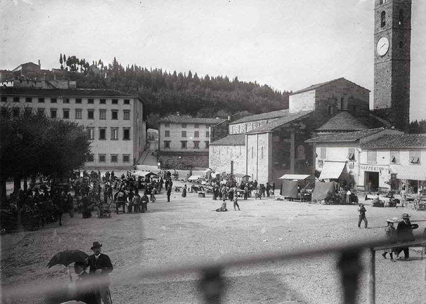 <em>Collezione R.Jahier, 1880 ca., Piazza Mino, Fiesole. Vista della Cattedrale dalla balconata davanti al Municipio </em>