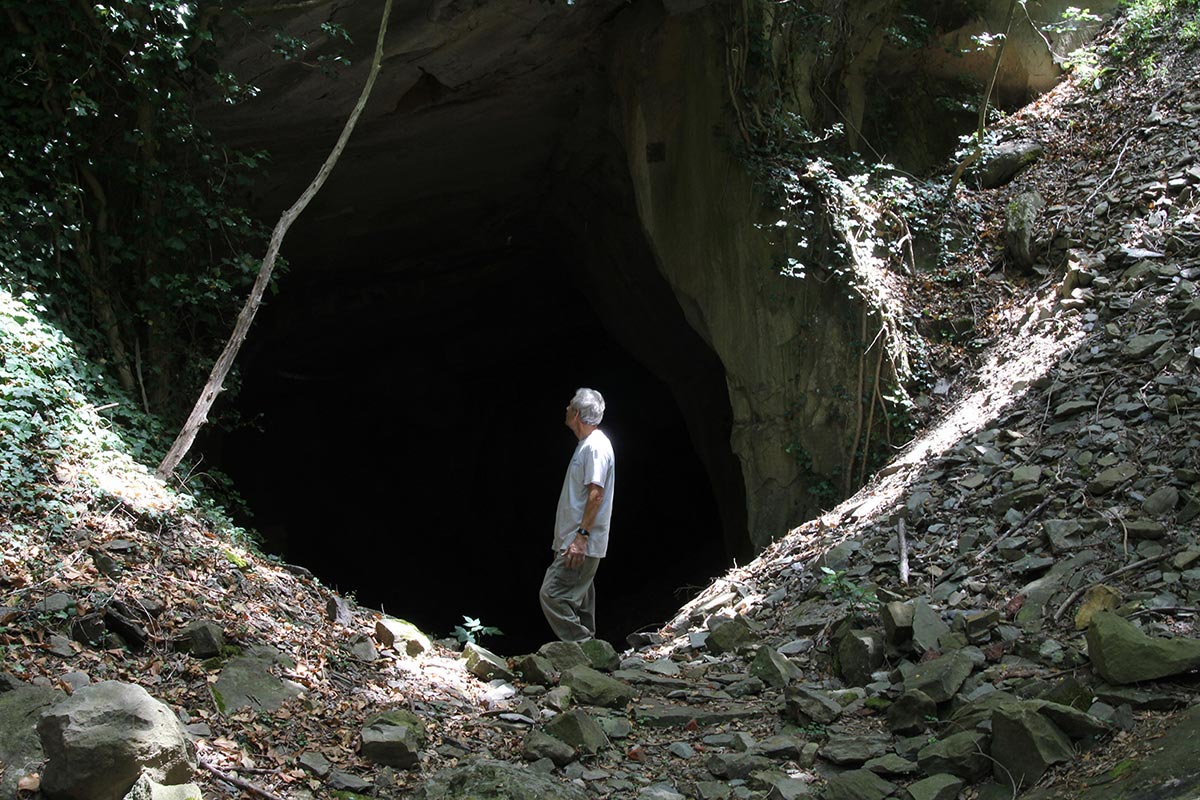 Guido N. Zingari, maggio 2014, Montececeri. Enrico Papini davanti all’ingresso di una vecchia cava