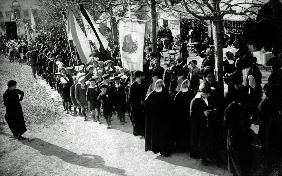 Collezione R. Jahier, 1925 ca., Piazza Mino. Processione 